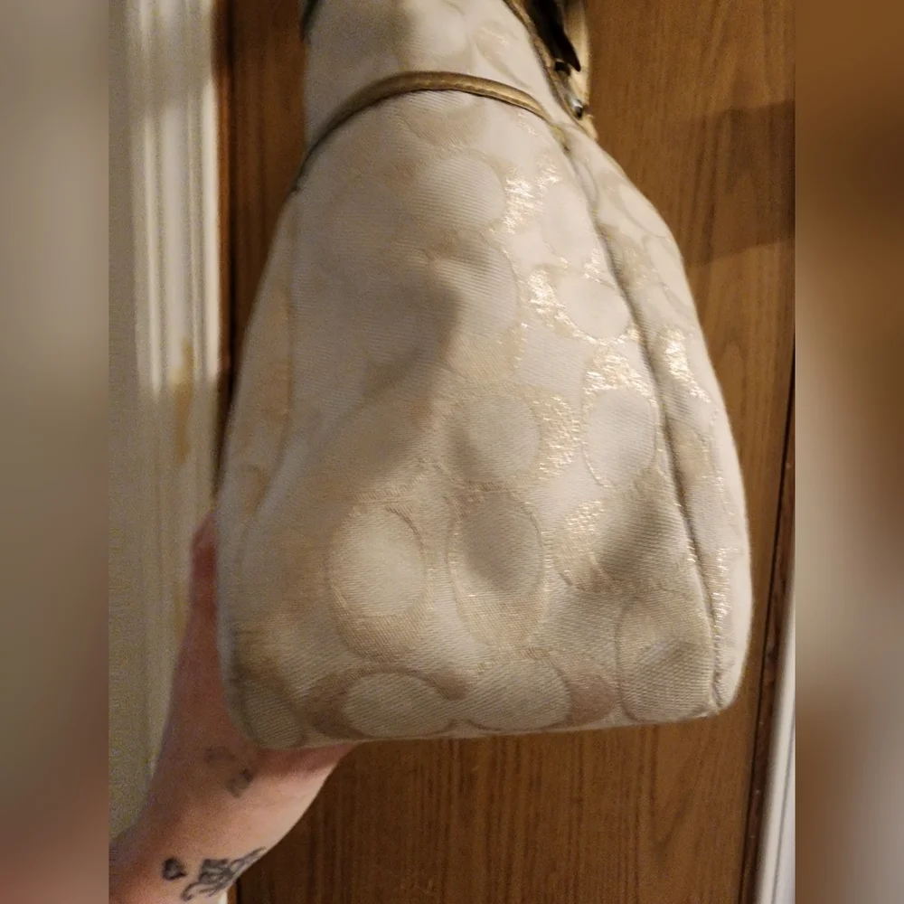 Guc beautiful gold jacquard signature coach shoulder bag see pics - Picture 4 of 10